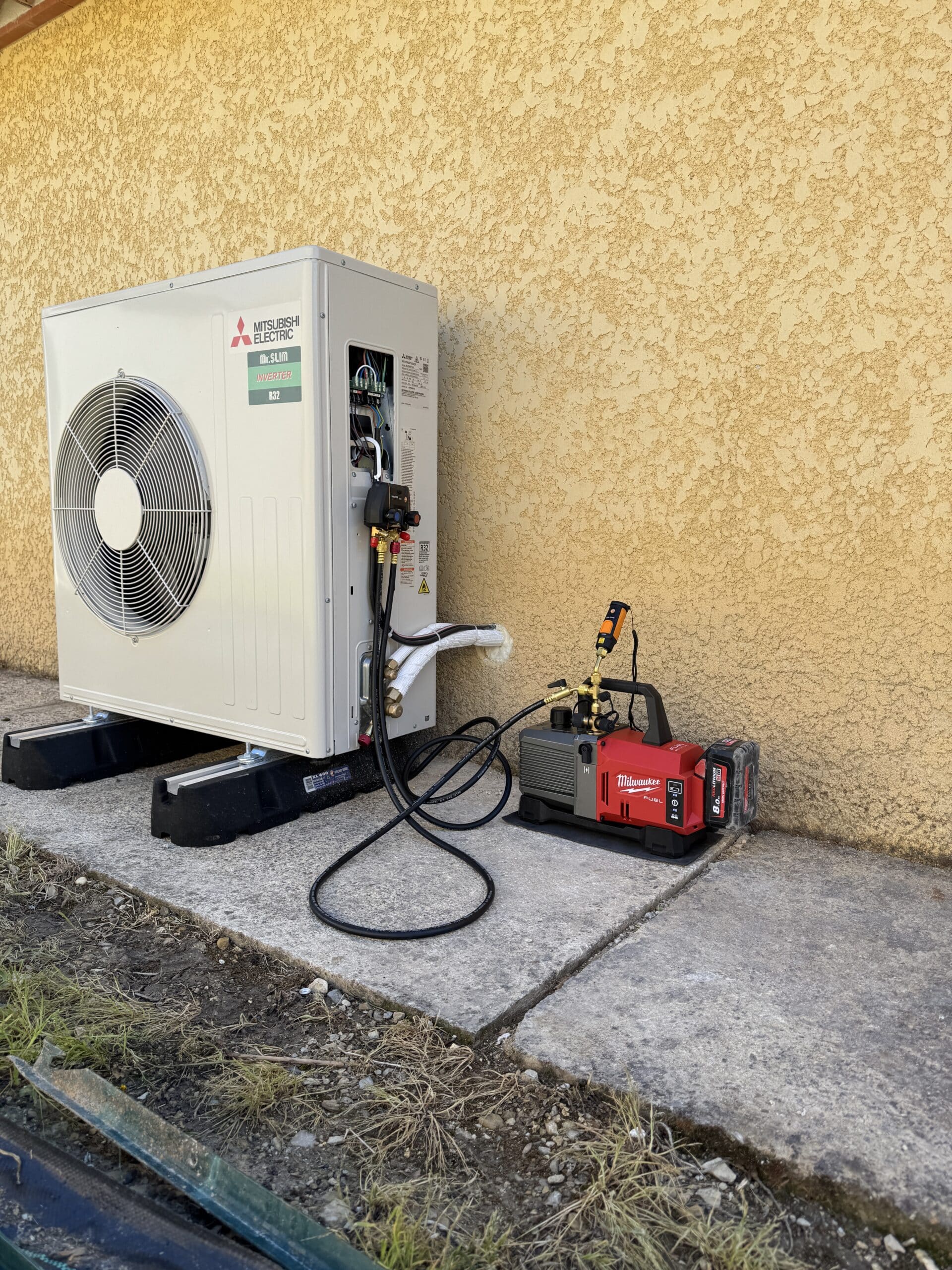 Maintenance Climatiseur Mitsubishi et Pompe Milwaukee Unité Mitsubishi Mr. Slim R32 raccordée à une pompe à vide Milwaukee pour installation.